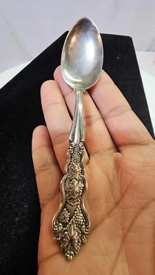 Mosela 1906 DEMITASSE CUCHARA DE AMERICAN SILVER CO plateado diseño de uva de 5" Foto 1 de 4