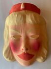 Femme blonde en gaze vintage et inutilisée avec chapeau rouge masque costume d'Halloween 