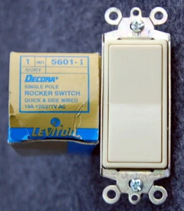 Interruttore luce a bilanciere 7 Leviton, avorio monopolare commerciale 15A 120/277V 5601-1 - Foto 1 di 2