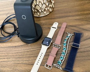 Apple Watch Series SE 2nd Generation 40mm (GPS + Cellular) Aluminum Case - Great - Photo 1 sur 11
