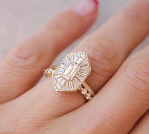 Anillo de boda Art Deco de diamantes de corte esmeralda de 3 quilates enchapado en oro amarillo de 14 quilates - Imagen 1 de 4