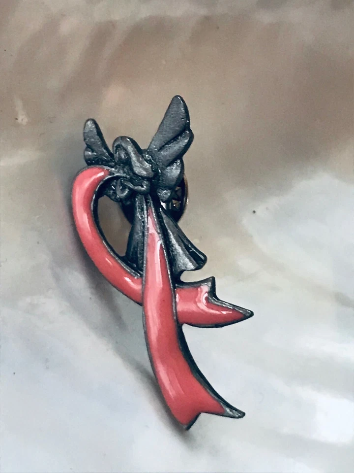 Pequeño ángel de peltre firmado Camco Estate con esmalte rosa cinta de cáncer de mama regazo Foto 1 de 4