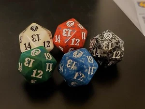 Juego de 5 dados Spindown Dominaria Magic The Gathering - Life Counter D20 20 caras - Imagen 1 de 1