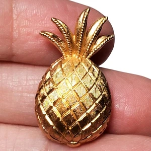 Vtg Crown Trifari Signed Mini 1" Pineapple Gold Tone Textured Scatter Pin Brooch - Picture 1 of 4