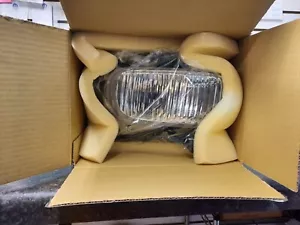 Brand New Toyota Tundra Passenger Side Fog Light - Picture 1 of 3