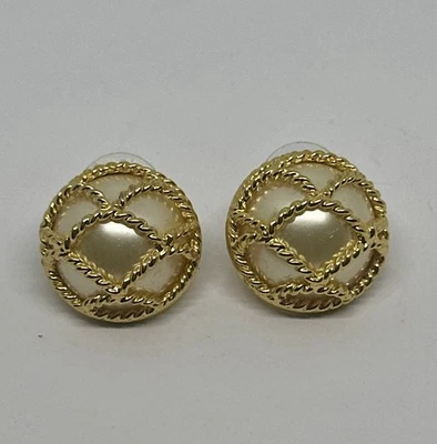 Pendientes Joan Rivers de perlas sintéticas blancas tono dorado jaula superposición perforada espalda firmados Foto 1 de 4