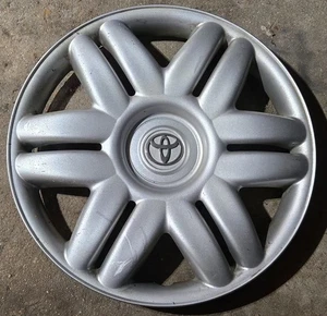 (1) OEM 2000-2001 Toyota Camry LE 15" Hubcap Wheel Cover #0J p/n 42621-AA070 - Picture 1 of 6