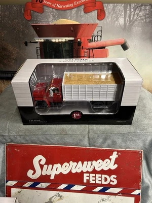 Camión Chevrolet C65 First Gear 1/34 rojo y blanco años 70 grano con carga de maíz 10-4254 Foto 1 de 2