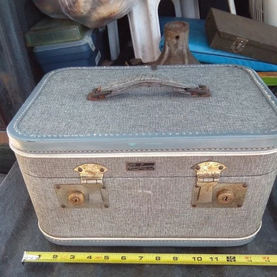 True Mid-Century Vintage  Tulane luggage New York" ‘TRAIN CASE’ Makeup mirror  - Image 1 of 4