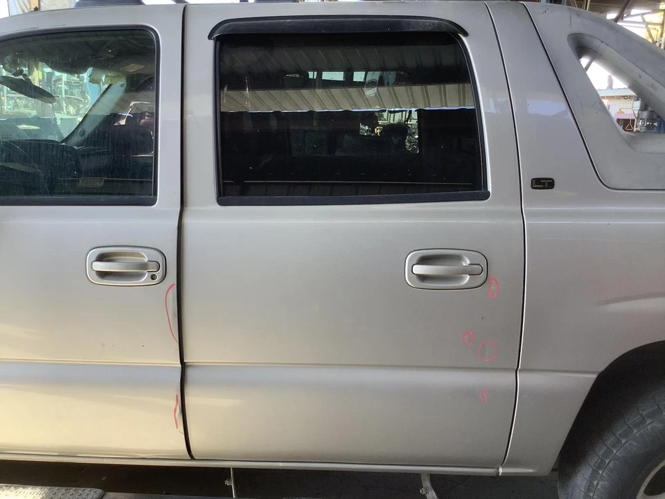 Conjunto de puerta trasera izquierda usado lado trasero se adapta a: Chevrolet Avalanche 1500 2005 clase Foto 1 de 4