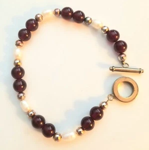 Pearl And Red Bead Bracelet.  Fashion Jewelry.  8.5 Inches Around - Picture 1 of 2