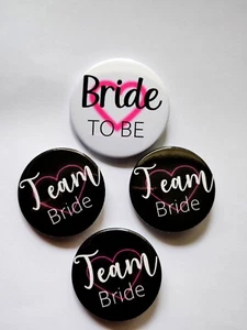 Set Distintivo Ponte Sposa per Essere Squadra Gallina Festa Batchorette Matrimonio Popolare - Foto 1 di 2