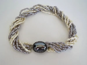 COLLAR MULTIHILO GRIS Y BLANCO PEPITA DE AGUA DULCE PERLA TORSADE 16,75" L - Imagen 1 de 7