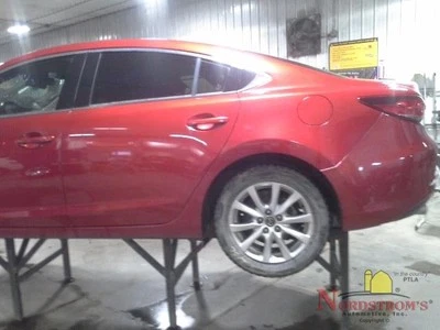 Tampa da porta de enchimento de combustível Mazda 6 gasolina 2015 vermelha - Imagem 1 de 4