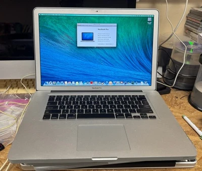 Apple MacBook Pro 15 polegadas outubro de 2010 2.8GHz Quad-Core Intel Core i7 (MC847LL/A - Imagem 1 de 3