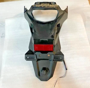PARAFANGO PORTATARGA ORIGINALE SUZUKI DL V STROM 800 DE SE 63112-25LA0 - Imagen 1 de 4