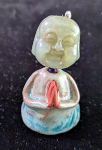 Betender Buddha Figur mit handgefertigtem Keramikkörper + geschnitztem Jadekopf - 1,75 Zoll - Bild 1 von 4