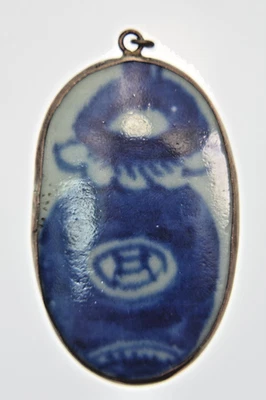 Antiguo colgante chino fragmento de porcelana azul y blanco en montura de plata de ley Foto 1 de 3