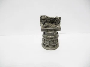 THIMBLE VINTAGE PEWTER WAPW UK "MOUNT RUSHMORE NATIONAL MEMEORIAL 1927-1941" - Picture 1 of 5
