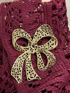 Broche/PIN de colección de arco esculpido en tonos dorados arco 3 1/4"" por 2,5"" por 1/2"" de profundidad - Imagen 1 de 6