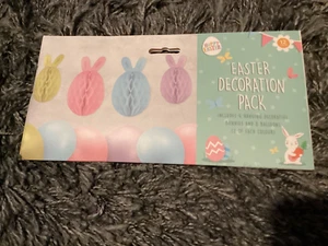 BNIP Pack of 12 Easter Decorations - 4 Hanging Decorative Bunnies & 8 Balloons - Picture 1 of 3