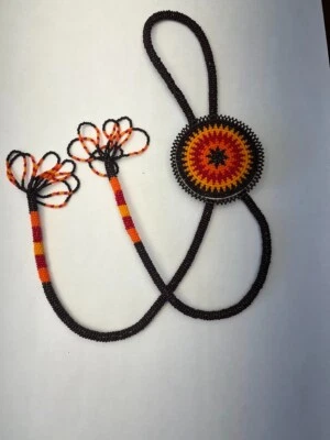 Hermosa corbata bolo con cuentas con los colores marrón, rojo, amarillo y naranja Foto 1 de 4