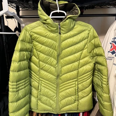 Chaqueta acolchada verde con capucha Xersion Packable Premium Foto 1 de 4