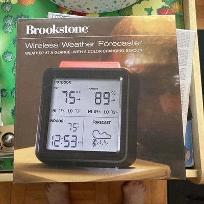 Pronóstico meteorológico inalámbrico Brookstone con baliza que cambia de color Foto 1 de 2