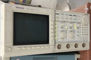 Osciloscopio digitalizador de cuatro canales TEKTRONIX TDS 540A SIN PANTALLA - Imagen 1 de 4