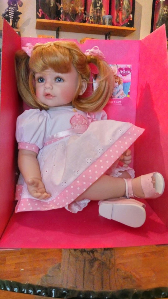 Bambola Adora Doll Happy Birthday bambolotto collezione doll bambina idea regalo - Immagine 1 di 1