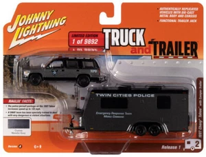 Johnny Lightning JLBT016A-2 Chevrolet Tahoe 1998 mit Wohnwagen grau met. 1:64 - Picture 1 of 1