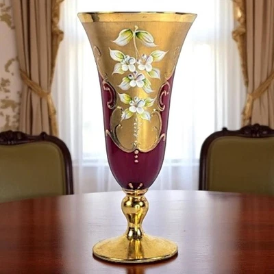 Jarrón bohemio de vidrio de arándano: decoración floral esmaltada pintada a mano, c.1885-1910 Foto 1 de 4