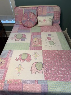 GIRLS ELEPHANT ISLAND FULL QUEEN PINK PAISLEY REVERSIBLE QUILT SET w/ PILLOWS - Image 1 of 4