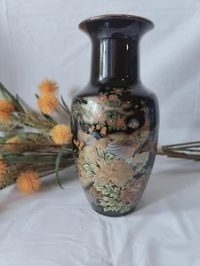 Jarrón floral japonés vintage pintado a mano de porcelana negra con pavos reales y flores - Imagen 1 de 10