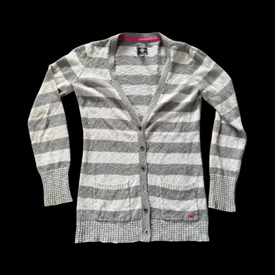 Cárdigan Suéter Victoria’s Secret Rosa Universitario a Rayas Mujer Talla Mediana Usado en Excelente Condición  Foto 1 de 4