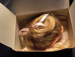 Monique Puppenperücke "Cindy" Größe 10/11 in kastanienbraun - neu im Karton mit Etikett - Bild 1 von 8