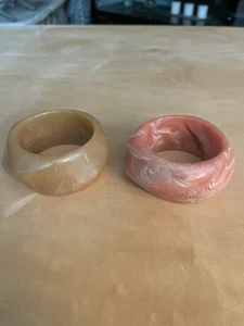 Vintage Marmoriert Plexiglas Grob Armreif Armbänder 2 Stück Rosa & Gold Wirbel Mcm St - Bild 1 von 7