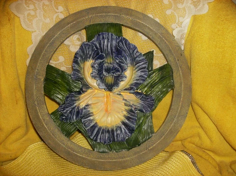 PURPLE IRIS STEPPING STONE OR HANG ON WALL PLAQUE yard INDOOR/OUTDOOR New In Box Cover
