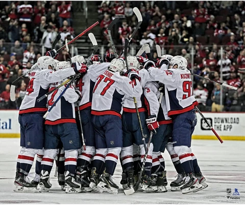 Alex Ovechkin Washington Capitals 700th Goal Team Celebrate 20x24 Photo Cover
