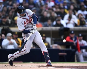 Foto de béisbol de Austin Riley Making a Hit de los Atlanta Braves 8x10 MLB - Imagen 1 de 1