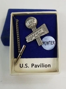 Prendedor de sombrero de solapa de peltre vintage 1982 Feria Mundial Knoxville Pabellón de Estados Unidos  - Imagen 1 de 5