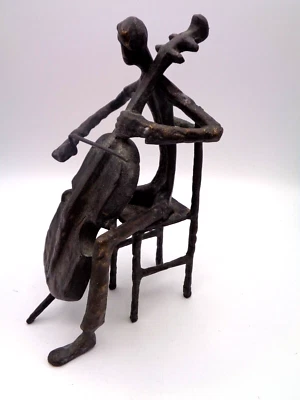 Escultura artística de metal rústico vintage “Hombre tocando el violonchelo” 9" de alto Foto 1 de 4