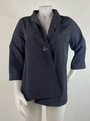 Sun Kim Talla Mediana Gris Dobladillo Asimétrico Chucky Botón Manga 3/4 Elegante Foto 1 de 4