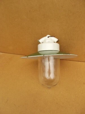 Lampe de cour ancienne, suspension industrielle en tôle émaillé et globe loft 2 - Photo 1/4