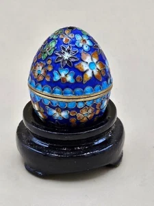 Caja de baratija/píldoras Cloisonné azul floral en forma de huevo con soporte, pequeña vintage - Imagen 1 de 7