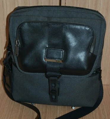 BOLSO BANDOLERA TUMI ARNOLD HOMBRE CREMALLERA SOLAPA GRIS/NEGRO Foto 1 de 4