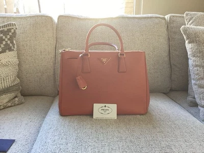 Подлинный Prada Saffiano оранжевый Lux папайя сумка с короткими ручками.  Prada спальная сумка в комплекте - Изображение 1 из 4