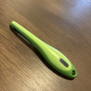 Pelador de patatas vegetales verdes Zyliss de acero inoxidable con removedor de ojos en el extremo - Imagen 1 de 8
