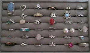 Konvolut Modeschmuck 36 Ringe bunt gemischt mit Organizer / A - 03 - Bild 1 von 3