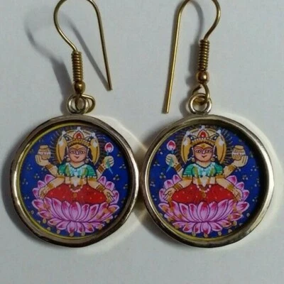 Par de pendientes Lakshmi hechos a mano con marco de vidrio de latón amarillo impresión fotográfica diosa del dinero Foto 1 de 4